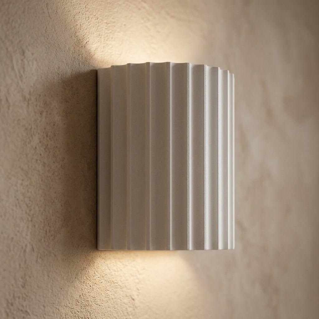 Détail des cannelures en résine et de la lumière diffusée vers le haut et vers le bas