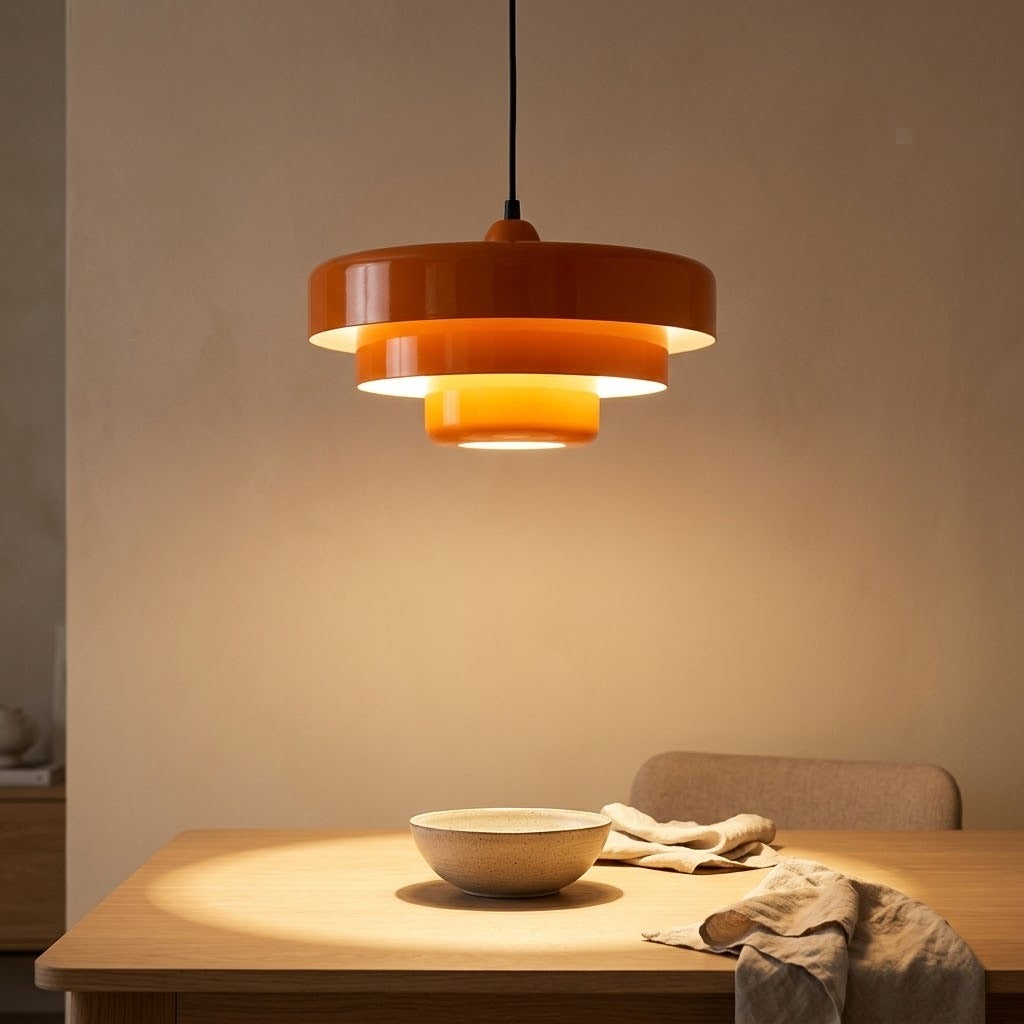 Suspension Bauhaus allumée, lumière chaude dirigée vers la table