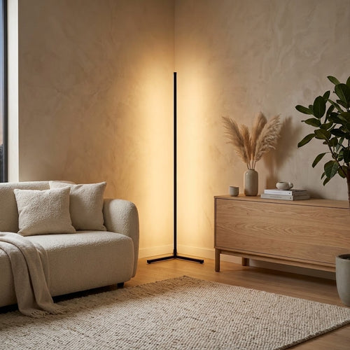 Lampadaire d'angle LED 150 cm allumé en blanc chaud dans un salon japandi