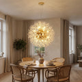 Lustre pissenlit doré allumé au-dessus d'une table à manger ronde en chêne