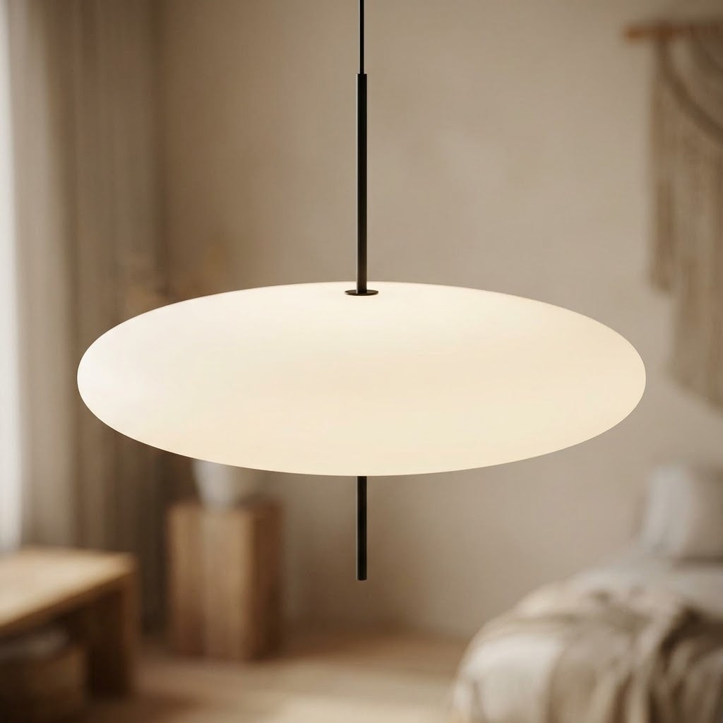 Détail du disque blanc diffusant et de la tige noire de la suspension soucoupe