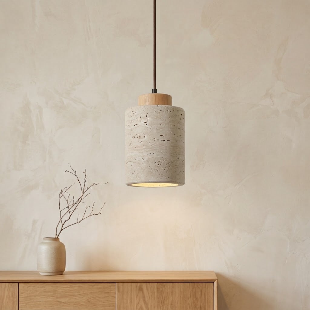 Suspension wabi-sabi en travertin, forme haute Ø 11 cm, bois clair